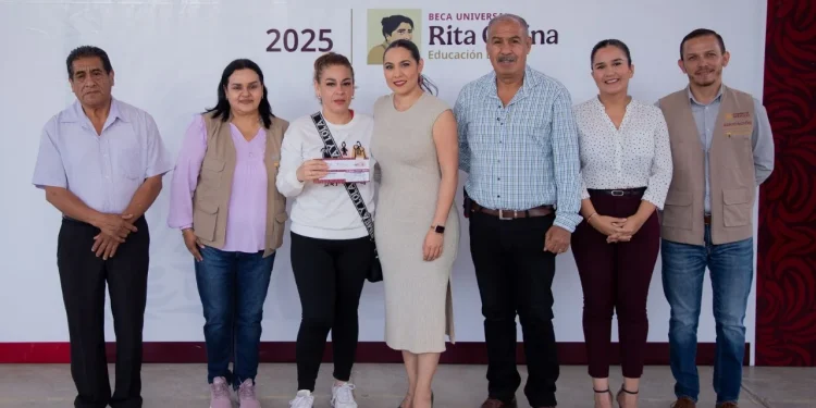 Avanza en Colima la dispersión de tarjetas de Beca ‘Rita Cetina’; Indira acompaña entrega en La Villa