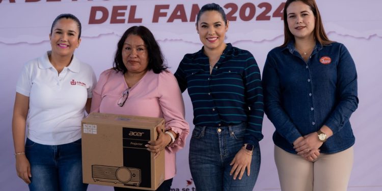 Indira Vizcaíno entrega mobiliario a docentes del municipio de Manzanillo