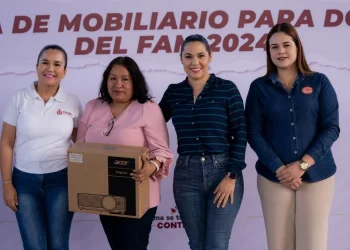 Indira Vizcaíno entrega mobiliario a docentes del municipio de Manzanillo