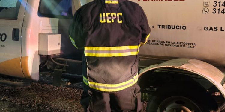 UEPC Colima y Bomberos contienen fuga de gas y retiran auto-taque abandonado