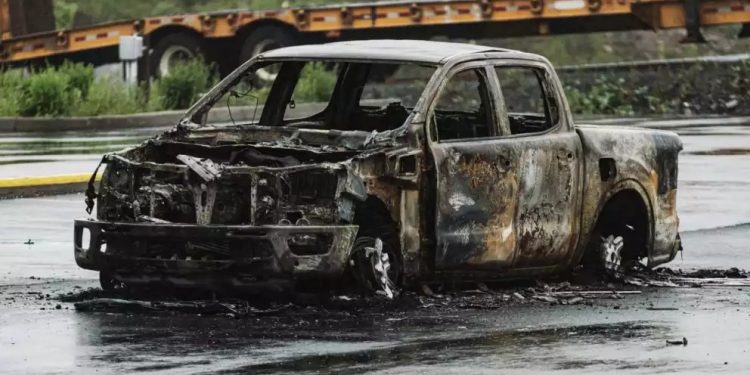 Drones bombardean y calcinan casas y vehículos en Choix, Sinaloa; familias enteras se refugian