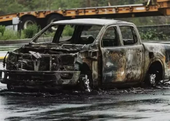 Drones bombardean y calcinan casas y vehículos en Choix, Sinaloa; familias enteras se refugian