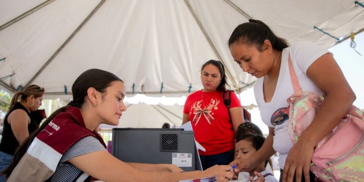 Más de 1,700 estudiantes en Coquimatlán reciben este jueves Mi ColiBeca para Empezar