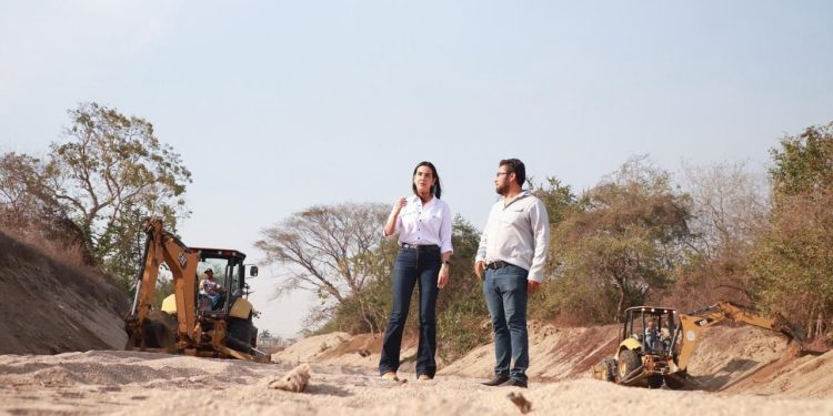 Rosi Bayardo anuncia desazolve en 16 puntos de clave de canales y arroyos de Manzanillo