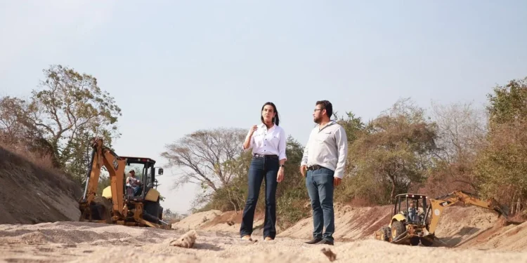 Rosi Bayardo anuncia desazolve en 16 puntos de clave de canales y arroyos de Manzanillo