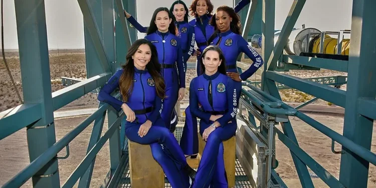 Katy Perry, tras volar al espacio en la primera misión compuesta por mujeres: “No puedo recomendar más esta experiencia… Le pongo un 10”