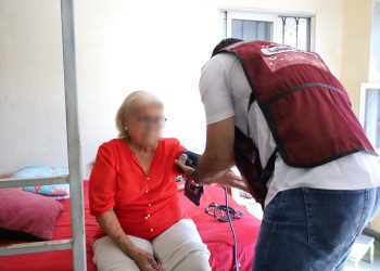 Salud Colima brinda atención médica gratuita a domicilio a 2 mil personas con Operación Salud a tu Casa