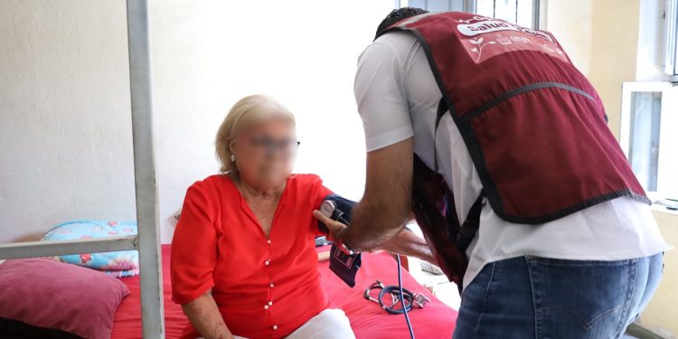 Salud Colima brinda atención médica gratuita a domicilio a 2 mil personas con Operación Salud a tu Casa