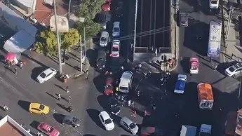 Mujer es atropellada por camión pasajero y por una patrulla en CdMx