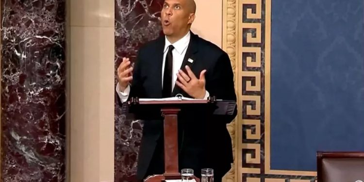 Senador demócrata, Cory Booker, rompe récord y ofrece discurso contra Trump de más de 24 horas