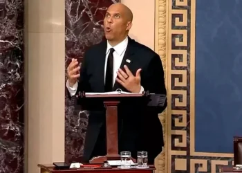 Senador demócrata, Cory Booker, rompe récord y ofrece discurso contra Trump de más de 24 horas