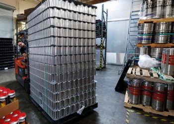 Trump golpea a la cerveza: Impondrá nuevo arancel del 25% a las latas de aluminio