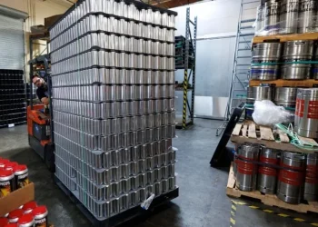 Trump golpea a la cerveza: Impondrá nuevo arancel del 25% a las latas de aluminio