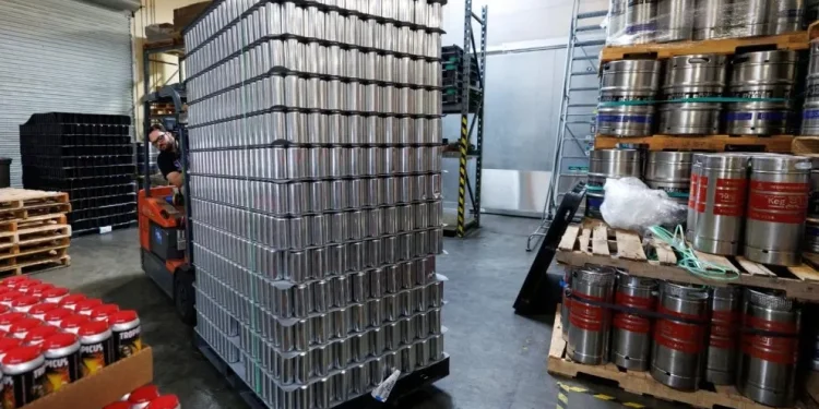 Trump golpea a la cerveza: Impondrá nuevo arancel del 25% a las latas de aluminio