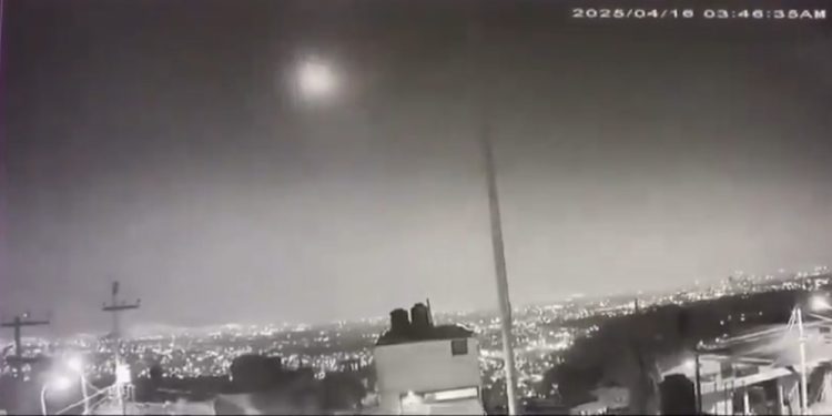 ¿Cayó un meteorito en CDMX? Reportan estruendo y destello en la madrugada