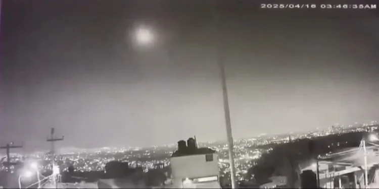 ¿Cayó un meteorito en CDMX? Reportan estruendo y destello en la madrugada