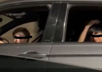 Captan a tres niños conduciendouna camioneta en calles de Irapuato