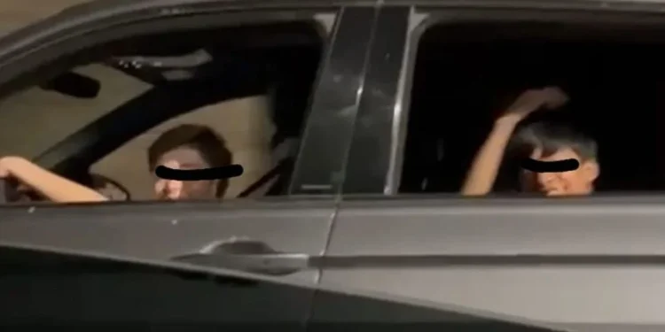 Captan a tres niños conduciendouna camioneta en calles de Irapuato