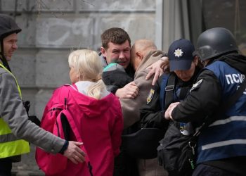 Ataque ruso golpea la ciudad de Sumy, en el noreste de Ucrania, matando al menos a 34 personas