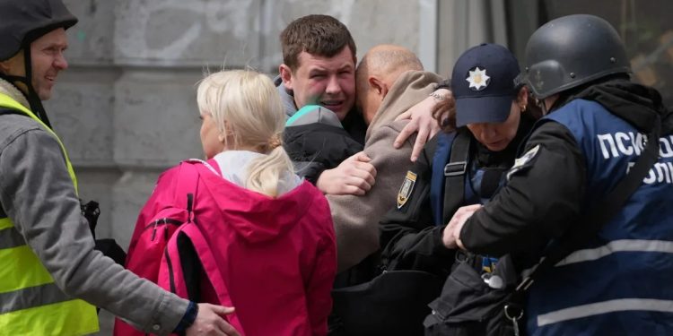 Ataque ruso golpea la ciudad de Sumy, en el noreste de Ucrania, matando al menos a 34 personas