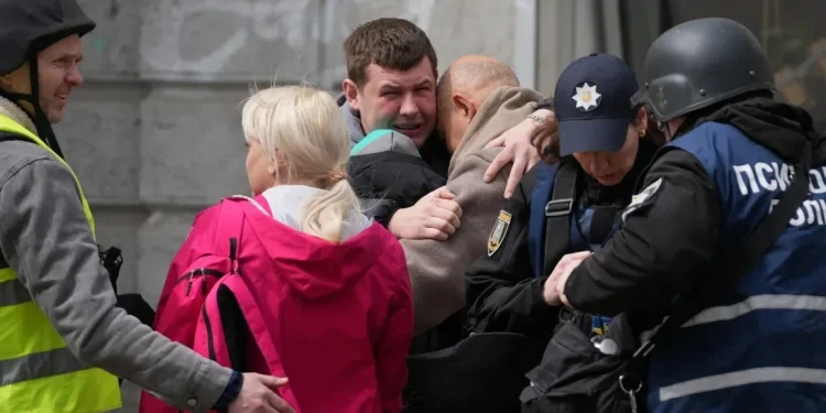Ataque ruso golpea la ciudad de Sumy, en el noreste de Ucrania, matando al menos a 34 personas