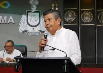 H Congreso del Estado de Colima. El diputado Jaime Enrique Sotelo, hizo un reconocimiento a la C. Sharon Díaz, y le agradeció todas las enseñanzas en materia de Lengua de Señas Mexicana