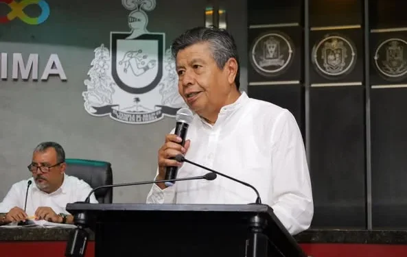 H Congreso del Estado de Colima. El diputado Jaime Enrique Sotelo, hizo un reconocimiento a la C. Sharon Díaz, y le agradeció todas las enseñanzas en materia de Lengua de Señas Mexicana