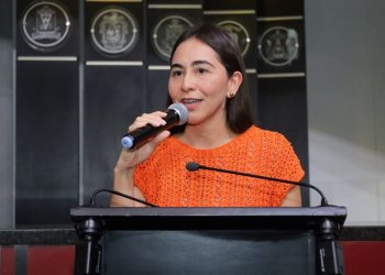 H congreso del Estado de Colima. Andre Naranjo Coordinadora de morena expresó su reconocimiento al arduo trabajo de Sharon Díaz