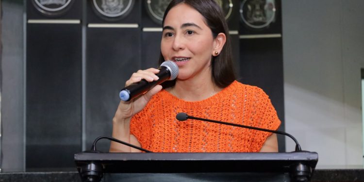 H congreso del Estado de Colima. Andre Naranjo Coordinadora de morena expresó su reconocimiento al arduo trabajo de Sharon Díaz