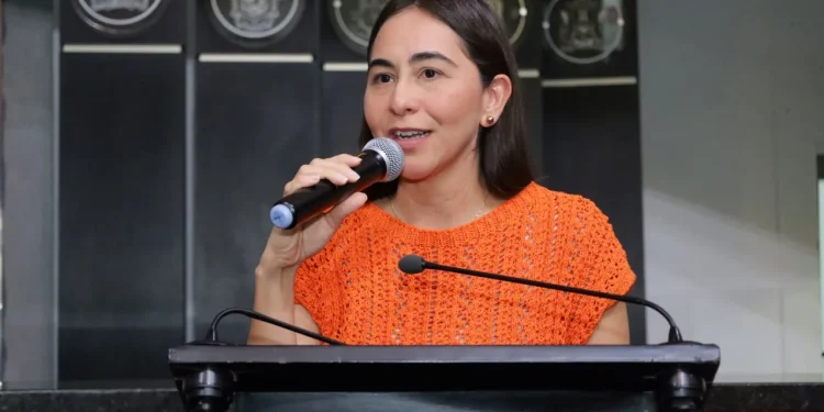 H congreso del Estado de Colima. Andre Naranjo Coordinadora de morena expresó su reconocimiento al arduo trabajo de Sharon Díaz