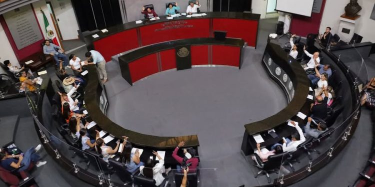 H Congreso del Estado de Colima. La diputada Dulce Huerta Araiza dio lectura al dictamen N° 09, relativo a la solicitud de la C. Isamar Ramírez Rodríguez, para reincorporarse a su cargo como Legisladora