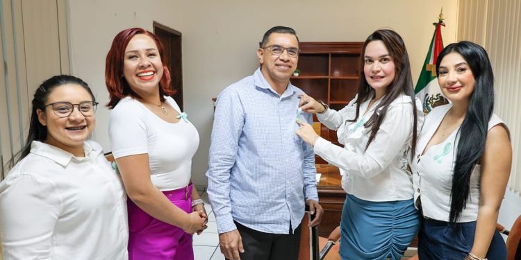 La Fiscalía General del Estado se suma a la colocación del moño verde turquesa, símbolo de un alto a la violencia contra niñas, niños y adolescentes. FGE