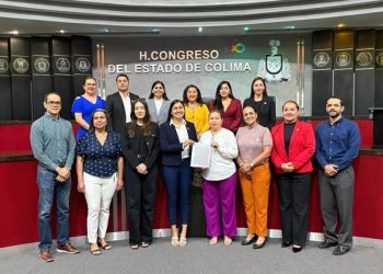 H Congreso del Estado de Colima. Titular del Órgano Superior de Auditoria y Fiscalización  entregó ala presidenta de la mesa directiva del Congreso el oficio que da cuenta sobre la apertura de la auditoría 2024