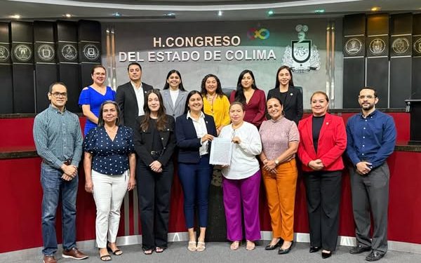 H Congreso del Estado de Colima. Titular del Órgano Superior de Auditoria y Fiscalización  entregó ala presidenta de la mesa directiva del Congreso el oficio que da cuenta sobre la apertura de la auditoría 2024