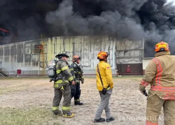 Evacuan a más de 100 trabajadores por incendio en empresa en Apodaca, Nuevo León