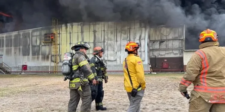 Evacuan a más de 100 trabajadores por incendio en empresa en Apodaca, Nuevo León