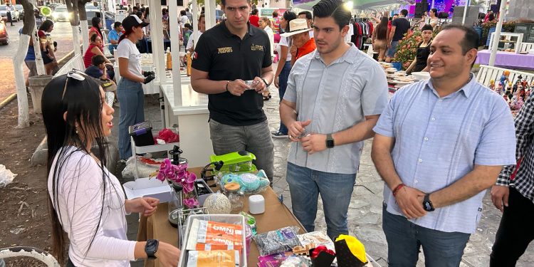 Subsejuv realiza con éxito el ‘Mercadito Joven’ en Tecomán