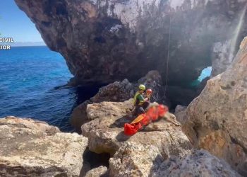 Sale herido un joven tras saltar desde las rocas al mar en Cala Varques