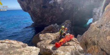 Sale herido un joven tras saltar desde las rocas al mar en Cala Varques