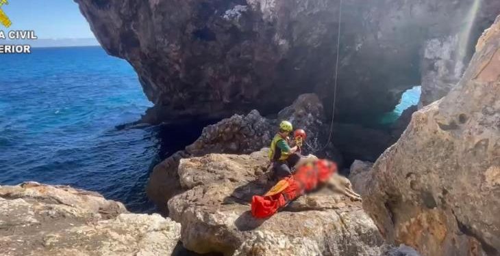Sale herido un joven tras saltar desde las rocas al mar en Cala Varques