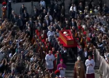 Miles de fieles despiden al papa Francisco en emotiva ceremonia en San Pedro