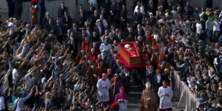 Miles de fieles despiden al papa Francisco en emotiva ceremonia en San Pedro