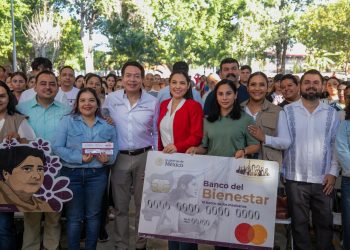 Gobiernos de Sheinbaum e Indira tienen a 100% de estudiantes de preescolares, primarias y secundarias públicas de Colima con una beca