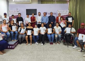 IEEA Colima entrega certificados a 43 personas en Tecomán
