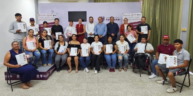 IEEA Colima entrega certificados a 43 personas en Tecomán