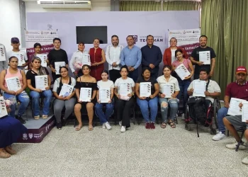 IEEA Colima entrega certificados a 43 personas en Tecomán