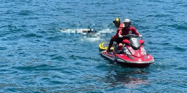 Encuentran cu3rpo flotando en el mar de Manzanillo