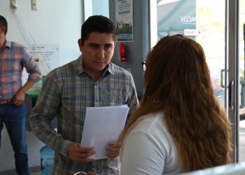 CIAPACOV escucha y atiende demandas de la población en mejora del servicio de agua potable. El Director General anuncia soluciones.