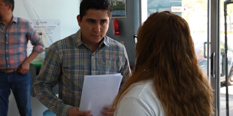 CIAPACOV escucha y atiende demandas de la población en mejora del servicio de agua potable. El Director General anuncia soluciones.