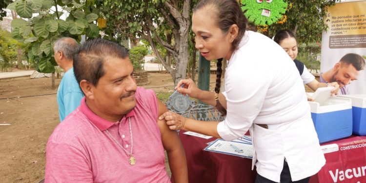 Salud Colima instalará puestos de vacunación en los 10 municipios del estado